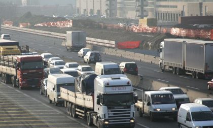 Auto si ribalta in A4, traffico paralizzato tra Sesto e Cinisello