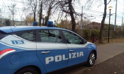 Gli vende la droga davanti agli occhi della Polizia