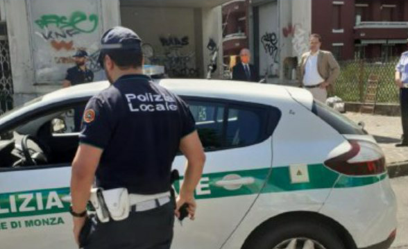 Aggredisce e ferisce due agenti della Locale