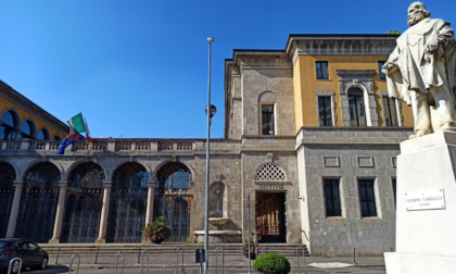 Baci ed effusioni verso due studentesse, prof condannato per violenza sessuale