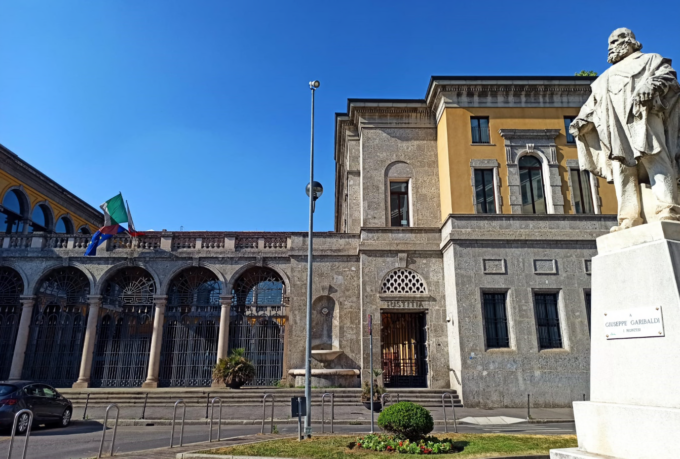 Baci ed effusioni verso due studentesse, prof condannato per violenza sessuale