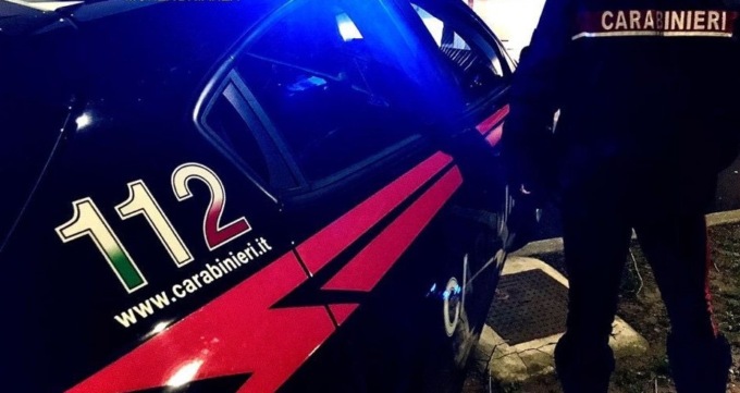 Fugge al controllo e si schianta in auto: pusher arrestato