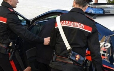 Follia domestica: botte, minacce e rogo in casa, arrestato 44enne
