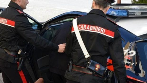 Follia domestica: botte, minacce e rogo in casa, arrestato 44enne