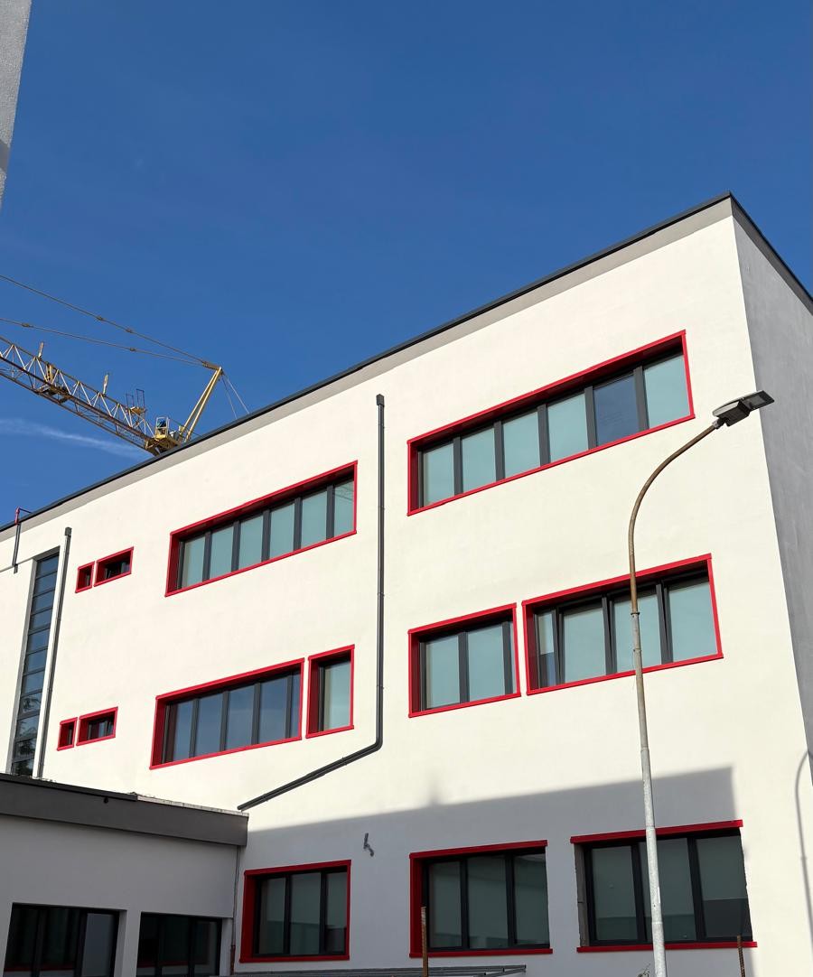 Solo tredici iscritti in prima, scuola a rischio: “Uniamo le forze per salvarla”