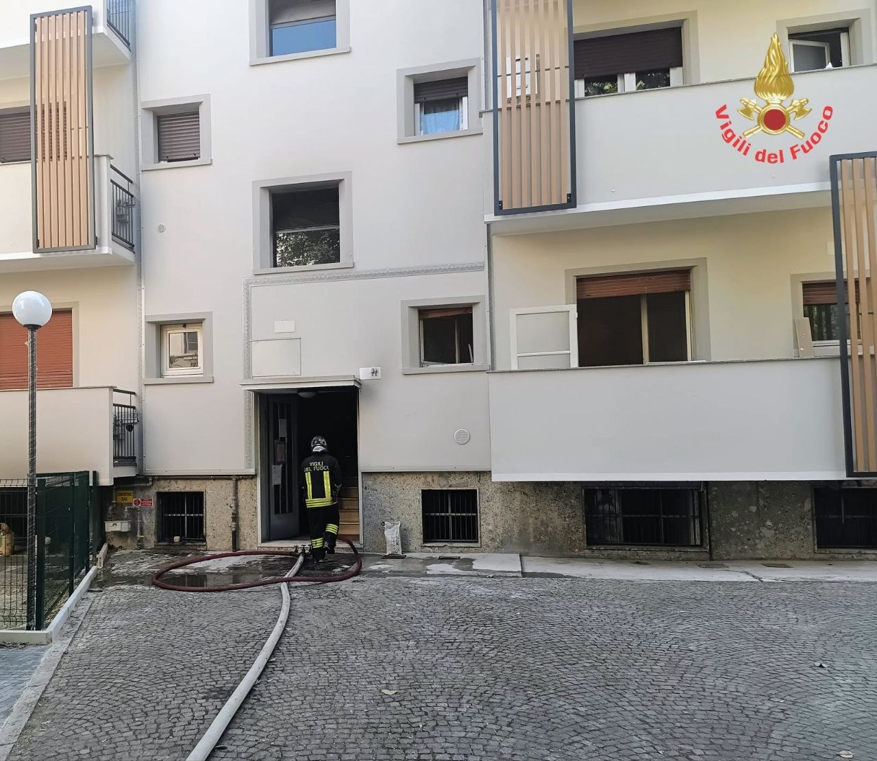 Scoppia un incendio in un seminterrato