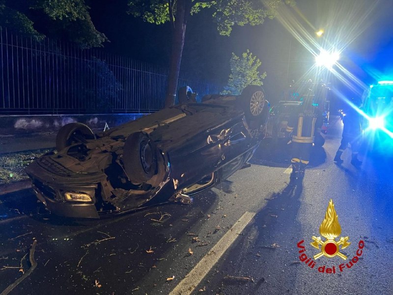 Scontro tra due auto, una si ribalta