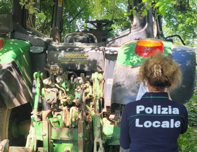 Rubato e nascosto tra la vegetazione: la Polizia Locale ritrova un trattore