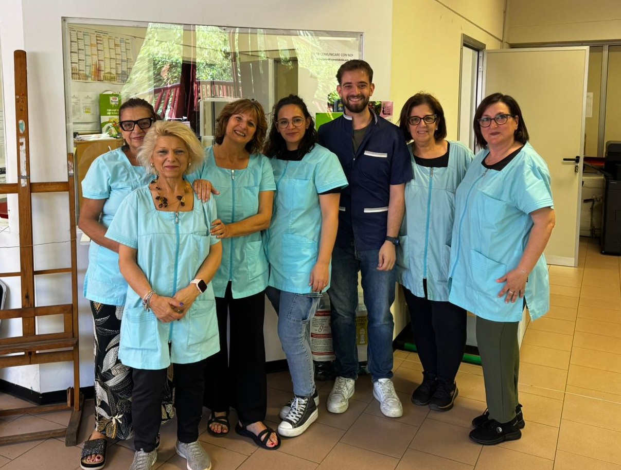 La Rodari saluta la preziosa collaboratrice scolastica che va in pensione