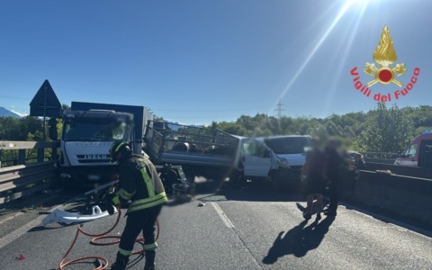 Per un incidente chiusa una carreggiata della Valassina