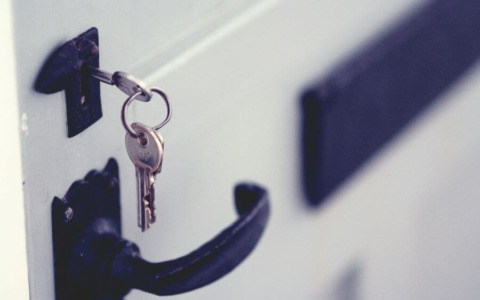 Chiuso fuori casa: cosa fare per rientrare senza danni