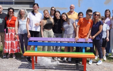 Inaugurata la panchina della pace realizzata dagli studenti