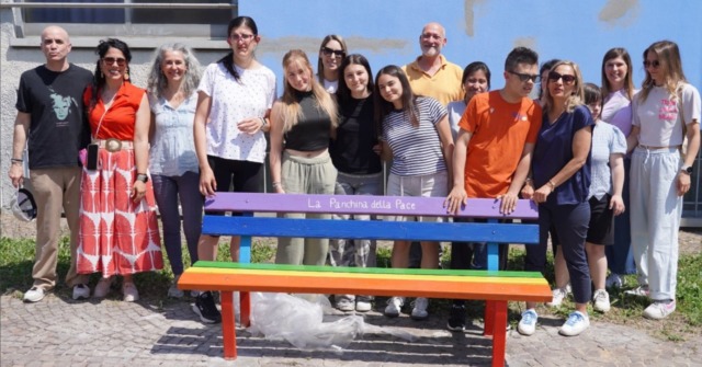 Inaugurata la panchina della pace realizzata dagli studenti